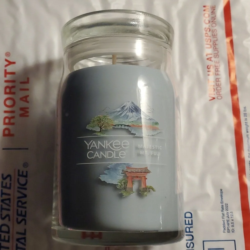 Yankee Candle Majestic Mt. Fuji 20oz Signature 2-wick jar